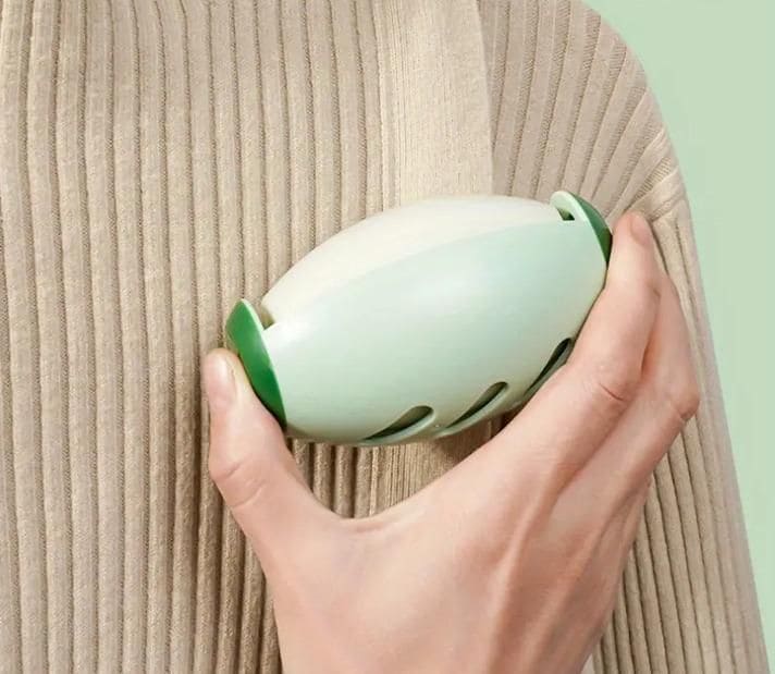 Portable silicone lint roller – reusable and washable pet hair remover for clothes, furniture, and car seats.
