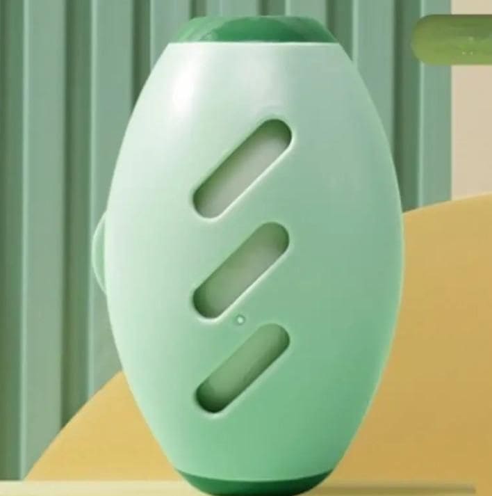 Green portable silicone lint roller – reusable and washable pet hair and dust remover for clothes, furniture, and travel use.